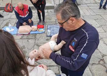 Και παρουσίαση ΚΑΡΠΑ – απινιδωτών στα χριστουγεννιάτικα Τρίκαλα