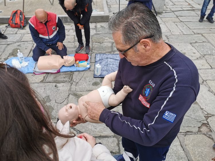 Και παρουσίαση ΚΑΡΠΑ – απινιδωτών στα χριστουγεννιάτικα Τρίκαλα