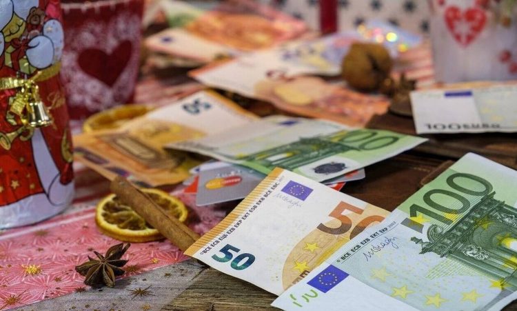 Δώρο Χριστουγέννων: Πόσα χρήματα θα λάβετε – Αναλυτικά παραδείγματα