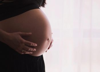 Άδεια μητρότητας: Επεκτείνεται από τους 6 στους 9 μήνες