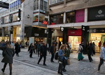 Εορταστικό ωράριο: Τι ώρα ανοίγουν και τι ώρα κλείνουν τα μαγαζιά