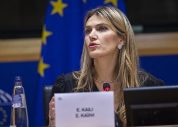 «Η καρδιά της αιμορραγεί κυριολεκτικά για το 22 μηνών παιδί της», τονίζει ο συνήγορος της Εύας Καϊλή, Μιχάλης Δημητρακόπουλος, ενώ στενός της φίλος αναφέρει ότι το παιδί δεν έχουν προλάβει καν να το βαφτίσουν.  Στην αθωότητα της Εύας Καϊλή επιμένουν τόσο ο δικηγόρος της όσο και τα κοντινά της πρόσωπα που θεωρούν ότι το όνομά της ενεπλάκη λανθασμένα στην υπόθεση και σύντομα θα αποδειχτεί.  Παράλληλα, τόσο η Le Soir όσο και η La Repubblica κάνουν εκτενείς αναφορές για τον τρόπο με τον οποίο φέρεται να λειτουργούσε το κύκλωμα που συνεργαζόταν με το Κατάρ. Η Εύα Καϊλή εξακολουθεί να βρίσκεται προφυλακισμένη στο Βέλγιο, με την 22 μηνών κόρη της να μένει με τον παππού της.  ADVERTISING   Σύμφωνα με τα όσα αποκάλυψε στενός φίλος της Καϊλή που επρόκειτο να γίνει και νονός του παιδιού της, το 22 μηνών κοριτσάκι δεν έχει βαφτιστεί, καθώς είχαν προγραμματίσει να κάνουν τη βάφτιση το Πάσχα στην Κρήτη.  Τονίζει, δε, ότι η Εύα Καϊλή είναι αθώα και ότι «αν έγινε κάτι ήταν εις βάρος της».  «Είμαστε όλοι στενοχωρημένοι. Πιστεύω ότι θα αθωωθεί. Η Εύα Καϊλή είναι αθώα. Δεν είχα ποτέ αμφιβολία για εκείνη, γιατί την ξέρω. Είναι τόσο καλός άνθρωπος που αν έγινε κάτι θα έγινε εις βάρος της. Δεν προκαλούσε ποτέ με τη ζωή που έκανε, ούτε με τα χρήματα ούτε με πλούτο. Δεν τα έχει βάλει με κανέναν, είναι πολύ χάλια. Είναι αθώα και θα αποδειχτεί», είπε.   Σύμφωνα με τον δικηγόρο της Μιχάλη Δημητρακόπουλο, η Εύα Καϊλή «ζει έναν εφιάλτη στη φυλακή, μια καταστροφή επειδή είναι αθώα. Το μόνο άτομο που την επισκέφτηκε τα Χριστούγεννα είναι ο πατέρας της».  Μάλιστα, μιλώντας στην Corriere della Sera τόνισε ότι «η καρδιά της αιμορραγεί κυριολεκτικά για το 22 μηνών παιδί της». Ο συνήγορός της ανέφερε ότι η Ευρωβουλευτής «αισθάνεται προδομένη. Το όνομά της χρησιμοποιήθηκε εν αγνοία της. Πριν από την ημέρα της σύλληψης δεν γνώριζε τίποτα για τα χρήματα που βρέθηκαν στο σπίτι. Τα χρήματα δεν ήταν δικά της ούτε τα φύλαγε».  O κ. Δημητρακόπουλος σημείωσε επίσης ότι η Ευρωβουλευτής «ψήφιζε πάντα σύμφωνα με τη συνείδησή της. Ούτε ο Παντσέρι ούτε ο πατέρας του παιδιού της επηρέασαν ποτέ την ψήφο της. Η εγκαθίδρυση εμπορικών σχέσεων με το Κατάρ αποτελεί κεντρική πολιτική της Ευρωπαϊκής Ένωσης».   Σύμφωνα με το ρεπορτάζ της Le Soir, ο σύντροφος της Εύας Καϊλή πίστευε ότι θα την αθώωνε με την κατάθεσή του. «Η Εύα προφανώς γνώριζε για την ύπαρξη των χρημάτων και την πηγή τους αφού ζούσαμε μαζί, αλλά δεν ήταν μέρος του δικτύου. Μου είχε πει πολλές φορές να σταματήσω γιατί την έβαζα σε κίνδυνο σε σχέση με τα καθήκοντά της», φέρεται να ισχυρίστηκε.  Παράλληλα, ο Τζόρτζι καίει τον Παντσέρι λέγοντας ότι η συνεργασία με το Κατάρ ξεκίνησε από το 2019 όταν ο Παντσέρι ήταν Ευρωβουλευτής. Δήλωσε, επίσης, ότι η ίδρυση της ΜΚΟ του Παντσέρι ήταν ένας «τρόπος να βρεθεί καθαρό σύστημα στο οποίο δεν θα χτυπήσει συναγερμός».   «Μπαμπά, πάρε τη βαλίτσα» – Τι φέρεται να είπε η Εύα Καϊλή στον πατέρα της Στο μεταξύ, με σημερινό της δημοσίευμα η ιταλική La Repubblica αποκαλύπτει τι φέρεται να υποστήριξε η Εύα Καϊλή στους αστυνομικούς που την ανέκριναν μετά τη σύλληψή της. «Μετά τη σύλληψη του συντρόφου μου μπήκα στο γραφείο του. Έψαξα τα πράγματά του για να καταλάβω γιατί είχε συλληφθεί», φέρεται να είπε η Ελληνίδα ευρωβουλευτής.  Μάλιστα, η Εύα Καϊλή φέρεται να υποστήριξε ότι βρήκε τη βαλίτσα με τα χρήματα, έναν ηλεκτρονικό υπολογιστή και ένα κινητό τηλέφωνο: «Οπότε τηλεφώνησα στον πατέρα μου, ο οποίος ήταν με την κόρη μου. Του ζητήσα να έρθει να πάρει τη βαλίτσα. Ήταν μια βαλίτσα από τον Παντσέρι που φύλαγε ο σύντροφός μου. Ήξερα ότι ο πατέρας μου θα ήταν με την κόρη μου γιατί είχα βάλει μπιμπερό στη βαλίτσα».  Η Εύα Καϊλή, κατά τη La Repubblica, στη συνέχεια περιέγραψε τα τηλεφωνήματα που έκανε: «Στην αρχή προσπάθησα να καλέσω τον Παντσέρι αλλά δεν τον βρήκα οπότε προσπάθησα να επικοινωνήσω με τον Μαρκ Ταραμπέλα και τη Μαρία Αρένα. Δεν γνώριζαν γιατί δεν απαντούσε ο Παντσέρι».  Η Ελληνίδα ευρωβουλευτής φέρεται να συμπλήρωσε ακόμη ότι «άνοιξα τη βαλίτσα, άνοιξα και το χρηματοκιβώτιο. Ήξερα ότι (σ.σ. ο Φραντσέσκο Τζιόρτζι) φύλαγε κάτι για το πρώην αφεντικό του, τον Αντόνιο Παντσέρι και πιθανόν για το σημερινό αφεντικό του, τον Αντρέα Κοτζολίνο».  Στην ίδια κατάθεση η Εύα Καϊλή αναφέρεται και σε μια άλλη βαλίτσα με χρήματα που ήταν στο σπίτι: «Αυτά τα χρήματα ήταν αυτα που είχε δανειστεί (σ.σ. ο Τζιόρτζι) για την αγορά του διαμερίσματος». Σύμφωνα με τη La Repubblica το δάνειο για την αγορά του διαμερίσματος στις Βρυξέλλες ήταν στο όνομα της Εύας Καϊλή και τα μετρητά «ήταν η συνεισφορά του συντρόφου μου. «Στην τσάντα αυτή ήταν περίπου 50.000-60.000 ευρώ, δεν ξέρω γιατί δεν είχα πρόθεση να ερευνήσω τις υποθέσεις του».  Άρση ασυλίας για 3 ακόμη ευρωβουλευτές Ραγδαίες είναι οι εξελίξεις στο Qatar Gate αφού σύμφωνα με όσα μεταδίδει το Mega θέμα ωρών φαίνεται να είναι η άρση ασυλίας ακόμη τριών ευρωβουλευτών του Ευρωπαϊκού Σοσιαλιστικού Κόμματος.  Σύμφωνα με το Mega, πρόκειται για τους: Μαρία Αρένα, Αντρέα Κοτσολίνο και Μαρκ Ταραμπέλα. Σε ό,τι αφορά τον έλεγχο που έγινε γύρω από αυτά τα τρία πρόσωπα, οι βελγικές αρχές ναι μεν προχώρησαν σε έφοδο στα γραφεία τους, όχι όμως και στα σπίτια τους, όπως έγινε στην περίπτωση της Εύας Καϊλή, καθώς αποτελεί μία ιδιαίτερα χρονοβόρα διαδικασία.  Σημειώνεται πως η Μαρία Αρένα διατηρεί πολύ στενές σχέσεις με την Εύα Καϊλή και μάλιστα εθεάθησαν μαζί να πίνουν καφέ μία ημέρα πριν συλληφθεί η Ελληνίδα ευρωβουλευτής.