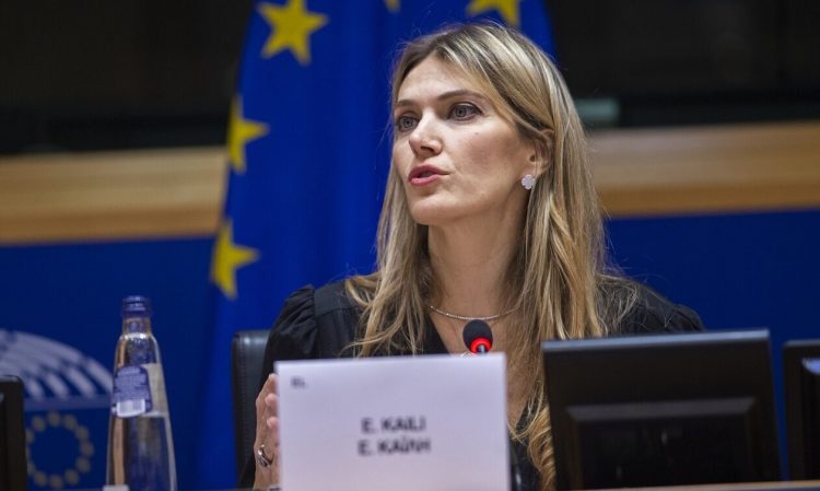 «Η καρδιά της αιμορραγεί κυριολεκτικά για το 22 μηνών παιδί της», τονίζει ο συνήγορος της Εύας Καϊλή, Μιχάλης Δημητρακόπουλος, ενώ στενός της φίλος αναφέρει ότι το παιδί δεν έχουν προλάβει καν να το βαφτίσουν. Στην αθωότητα της Εύας Καϊλή επιμένουν τόσο ο δικηγόρος της όσο και τα κοντινά της πρόσωπα που θεωρούν ότι το όνομά της ενεπλάκη λανθασμένα στην υπόθεση και σύντομα θα αποδειχτεί. Παράλληλα, τόσο η Le Soir όσο και η La Repubblica κάνουν εκτενείς αναφορές για τον τρόπο με τον οποίο φέρεται να λειτουργούσε το κύκλωμα που συνεργαζόταν με το Κατάρ. Η Εύα Καϊλή εξακολουθεί να βρίσκεται προφυλακισμένη στο Βέλγιο, με την 22 μηνών κόρη της να μένει με τον παππού της. ADVERTISING Σύμφωνα με τα όσα αποκάλυψε στενός φίλος της Καϊλή που επρόκειτο να γίνει και νονός του παιδιού της, το 22 μηνών κοριτσάκι δεν έχει βαφτιστεί, καθώς είχαν προγραμματίσει να κάνουν τη βάφτιση το Πάσχα στην Κρήτη. Τονίζει, δε, ότι η Εύα Καϊλή είναι αθώα και ότι «αν έγινε κάτι ήταν εις βάρος της». «Είμαστε όλοι στενοχωρημένοι. Πιστεύω ότι θα αθωωθεί. Η Εύα Καϊλή είναι αθώα. Δεν είχα ποτέ αμφιβολία για εκείνη, γιατί την ξέρω. Είναι τόσο καλός άνθρωπος που αν έγινε κάτι θα έγινε εις βάρος της. Δεν προκαλούσε ποτέ με τη ζωή που έκανε, ούτε με τα χρήματα ούτε με πλούτο. Δεν τα έχει βάλει με κανέναν, είναι πολύ χάλια. Είναι αθώα και θα αποδειχτεί», είπε. Σύμφωνα με τον δικηγόρο της Μιχάλη Δημητρακόπουλο, η Εύα Καϊλή «ζει έναν εφιάλτη στη φυλακή, μια καταστροφή επειδή είναι αθώα. Το μόνο άτομο που την επισκέφτηκε τα Χριστούγεννα είναι ο πατέρας της». Μάλιστα, μιλώντας στην Corriere della Sera τόνισε ότι «η καρδιά της αιμορραγεί κυριολεκτικά για το 22 μηνών παιδί της». Ο συνήγορός της ανέφερε ότι η Ευρωβουλευτής «αισθάνεται προδομένη. Το όνομά της χρησιμοποιήθηκε εν αγνοία της. Πριν από την ημέρα της σύλληψης δεν γνώριζε τίποτα για τα χρήματα που βρέθηκαν στο σπίτι. Τα χρήματα δεν ήταν δικά της ούτε τα φύλαγε». O κ. Δημητρακόπουλος σημείωσε επίσης ότι η Ευρωβουλευτής «ψήφιζε πάντα σύμφωνα με τη συνείδησή της. Ούτε ο Παντσέρι ούτε ο πατέρας του παιδιού της επηρέασαν ποτέ την ψήφο της. Η εγκαθίδρυση εμπορικών σχέσεων με το Κατάρ αποτελεί κεντρική πολιτική της Ευρωπαϊκής Ένωσης». Σύμφωνα με το ρεπορτάζ της Le Soir, ο σύντροφος της Εύας Καϊλή πίστευε ότι θα την αθώωνε με την κατάθεσή του. «Η Εύα προφανώς γνώριζε για την ύπαρξη των χρημάτων και την πηγή τους αφού ζούσαμε μαζί, αλλά δεν ήταν μέρος του δικτύου. Μου είχε πει πολλές φορές να σταματήσω γιατί την έβαζα σε κίνδυνο σε σχέση με τα καθήκοντά της», φέρεται να ισχυρίστηκε. Παράλληλα, ο Τζόρτζι καίει τον Παντσέρι λέγοντας ότι η συνεργασία με το Κατάρ ξεκίνησε από το 2019 όταν ο Παντσέρι ήταν Ευρωβουλευτής. Δήλωσε, επίσης, ότι η ίδρυση της ΜΚΟ του Παντσέρι ήταν ένας «τρόπος να βρεθεί καθαρό σύστημα στο οποίο δεν θα χτυπήσει συναγερμός». «Μπαμπά, πάρε τη βαλίτσα» – Τι φέρεται να είπε η Εύα Καϊλή στον πατέρα της Στο μεταξύ, με σημερινό της δημοσίευμα η ιταλική La Repubblica αποκαλύπτει τι φέρεται να υποστήριξε η Εύα Καϊλή στους αστυνομικούς που την ανέκριναν μετά τη σύλληψή της. «Μετά τη σύλληψη του συντρόφου μου μπήκα στο γραφείο του. Έψαξα τα πράγματά του για να καταλάβω γιατί είχε συλληφθεί», φέρεται να είπε η Ελληνίδα ευρωβουλευτής. Μάλιστα, η Εύα Καϊλή φέρεται να υποστήριξε ότι βρήκε τη βαλίτσα με τα χρήματα, έναν ηλεκτρονικό υπολογιστή και ένα κινητό τηλέφωνο: «Οπότε τηλεφώνησα στον πατέρα μου, ο οποίος ήταν με την κόρη μου. Του ζητήσα να έρθει να πάρει τη βαλίτσα. Ήταν μια βαλίτσα από τον Παντσέρι που φύλαγε ο σύντροφός μου. Ήξερα ότι ο πατέρας μου θα ήταν με την κόρη μου γιατί είχα βάλει μπιμπερό στη βαλίτσα». Η Εύα Καϊλή, κατά τη La Repubblica, στη συνέχεια περιέγραψε τα τηλεφωνήματα που έκανε: «Στην αρχή προσπάθησα να καλέσω τον Παντσέρι αλλά δεν τον βρήκα οπότε προσπάθησα να επικοινωνήσω με τον Μαρκ Ταραμπέλα και τη Μαρία Αρένα. Δεν γνώριζαν γιατί δεν απαντούσε ο Παντσέρι». Η Ελληνίδα ευρωβουλευτής φέρεται να συμπλήρωσε ακόμη ότι «άνοιξα τη βαλίτσα, άνοιξα και το χρηματοκιβώτιο. Ήξερα ότι (σ.σ. ο Φραντσέσκο Τζιόρτζι) φύλαγε κάτι για το πρώην αφεντικό του, τον Αντόνιο Παντσέρι και πιθανόν για το σημερινό αφεντικό του, τον Αντρέα Κοτζολίνο». Στην ίδια κατάθεση η Εύα Καϊλή αναφέρεται και σε μια άλλη βαλίτσα με χρήματα που ήταν στο σπίτι: «Αυτά τα χρήματα ήταν αυτα που είχε δανειστεί (σ.σ. ο Τζιόρτζι) για την αγορά του διαμερίσματος». Σύμφωνα με τη La Repubblica το δάνειο για την αγορά του διαμερίσματος στις Βρυξέλλες ήταν στο όνομα της Εύας Καϊλή και τα μετρητά «ήταν η συνεισφορά του συντρόφου μου. «Στην τσάντα αυτή ήταν περίπου 50.000-60.000 ευρώ, δεν ξέρω γιατί δεν είχα πρόθεση να ερευνήσω τις υποθέσεις του». Άρση ασυλίας για 3 ακόμη ευρωβουλευτές Ραγδαίες είναι οι εξελίξεις στο Qatar Gate αφού σύμφωνα με όσα μεταδίδει το Mega θέμα ωρών φαίνεται να είναι η άρση ασυλίας ακόμη τριών ευρωβουλευτών του Ευρωπαϊκού Σοσιαλιστικού Κόμματος. Σύμφωνα με το Mega, πρόκειται για τους: Μαρία Αρένα, Αντρέα Κοτσολίνο και Μαρκ Ταραμπέλα. Σε ό,τι αφορά τον έλεγχο που έγινε γύρω από αυτά τα τρία πρόσωπα, οι βελγικές αρχές ναι μεν προχώρησαν σε έφοδο στα γραφεία τους, όχι όμως και στα σπίτια τους, όπως έγινε στην περίπτωση της Εύας Καϊλή, καθώς αποτελεί μία ιδιαίτερα χρονοβόρα διαδικασία. Σημειώνεται πως η Μαρία Αρένα διατηρεί πολύ στενές σχέσεις με την Εύα Καϊλή και μάλιστα εθεάθησαν μαζί να πίνουν καφέ μία ημέρα πριν συλληφθεί η Ελληνίδα ευρωβουλευτής.