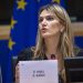 «Η καρδιά της αιμορραγεί κυριολεκτικά για το 22 μηνών παιδί της», τονίζει ο συνήγορος της Εύας Καϊλή, Μιχάλης Δημητρακόπουλος, ενώ στενός της φίλος αναφέρει ότι το παιδί δεν έχουν προλάβει καν να το βαφτίσουν. Στην αθωότητα της Εύας Καϊλή επιμένουν τόσο ο δικηγόρος της όσο και τα κοντινά της πρόσωπα που θεωρούν ότι το όνομά της ενεπλάκη λανθασμένα στην υπόθεση και σύντομα θα αποδειχτεί. Παράλληλα, τόσο η Le Soir όσο και η La Repubblica κάνουν εκτενείς αναφορές για τον τρόπο με τον οποίο φέρεται να λειτουργούσε το κύκλωμα που συνεργαζόταν με το Κατάρ. Η Εύα Καϊλή εξακολουθεί να βρίσκεται προφυλακισμένη στο Βέλγιο, με την 22 μηνών κόρη της να μένει με τον παππού της. ADVERTISING Σύμφωνα με τα όσα αποκάλυψε στενός φίλος της Καϊλή που επρόκειτο να γίνει και νονός του παιδιού της, το 22 μηνών κοριτσάκι δεν έχει βαφτιστεί, καθώς είχαν προγραμματίσει να κάνουν τη βάφτιση το Πάσχα στην Κρήτη. Τονίζει, δε, ότι η Εύα Καϊλή είναι αθώα και ότι «αν έγινε κάτι ήταν εις βάρος της». «Είμαστε όλοι στενοχωρημένοι. Πιστεύω ότι θα αθωωθεί. Η Εύα Καϊλή είναι αθώα. Δεν είχα ποτέ αμφιβολία για εκείνη, γιατί την ξέρω. Είναι τόσο καλός άνθρωπος που αν έγινε κάτι θα έγινε εις βάρος της. Δεν προκαλούσε ποτέ με τη ζωή που έκανε, ούτε με τα χρήματα ούτε με πλούτο. Δεν τα έχει βάλει με κανέναν, είναι πολύ χάλια. Είναι αθώα και θα αποδειχτεί», είπε. Σύμφωνα με τον δικηγόρο της Μιχάλη Δημητρακόπουλο, η Εύα Καϊλή «ζει έναν εφιάλτη στη φυλακή, μια καταστροφή επειδή είναι αθώα. Το μόνο άτομο που την επισκέφτηκε τα Χριστούγεννα είναι ο πατέρας της». Μάλιστα, μιλώντας στην Corriere della Sera τόνισε ότι «η καρδιά της αιμορραγεί κυριολεκτικά για το 22 μηνών παιδί της». Ο συνήγορός της ανέφερε ότι η Ευρωβουλευτής «αισθάνεται προδομένη. Το όνομά της χρησιμοποιήθηκε εν αγνοία της. Πριν από την ημέρα της σύλληψης δεν γνώριζε τίποτα για τα χρήματα που βρέθηκαν στο σπίτι. Τα χρήματα δεν ήταν δικά της ούτε τα φύλαγε». O κ. Δημητρακόπουλος σημείωσε επίσης ότι η Ευρωβουλευτής «ψήφιζε πάντα σύμφωνα με τη συνείδησή της. Ούτε ο Παντσέρι ούτε ο πατέρας του παιδιού της επηρέασαν ποτέ την ψήφο της. Η εγκαθίδρυση εμπορικών σχέσεων με το Κατάρ αποτελεί κεντρική πολιτική της Ευρωπαϊκής Ένωσης». Σύμφωνα με το ρεπορτάζ της Le Soir, ο σύντροφος της Εύας Καϊλή πίστευε ότι θα την αθώωνε με την κατάθεσή του. «Η Εύα προφανώς γνώριζε για την ύπαρξη των χρημάτων και την πηγή τους αφού ζούσαμε μαζί, αλλά δεν ήταν μέρος του δικτύου. Μου είχε πει πολλές φορές να σταματήσω γιατί την έβαζα σε κίνδυνο σε σχέση με τα καθήκοντά της», φέρεται να ισχυρίστηκε. Παράλληλα, ο Τζόρτζι καίει τον Παντσέρι λέγοντας ότι η συνεργασία με το Κατάρ ξεκίνησε από το 2019 όταν ο Παντσέρι ήταν Ευρωβουλευτής. Δήλωσε, επίσης, ότι η ίδρυση της ΜΚΟ του Παντσέρι ήταν ένας «τρόπος να βρεθεί καθαρό σύστημα στο οποίο δεν θα χτυπήσει συναγερμός». «Μπαμπά, πάρε τη βαλίτσα» – Τι φέρεται να είπε η Εύα Καϊλή στον πατέρα της Στο μεταξύ, με σημερινό της δημοσίευμα η ιταλική La Repubblica αποκαλύπτει τι φέρεται να υποστήριξε η Εύα Καϊλή στους αστυνομικούς που την ανέκριναν μετά τη σύλληψή της. «Μετά τη σύλληψη του συντρόφου μου μπήκα στο γραφείο του. Έψαξα τα πράγματά του για να καταλάβω γιατί είχε συλληφθεί», φέρεται να είπε η Ελληνίδα ευρωβουλευτής. Μάλιστα, η Εύα Καϊλή φέρεται να υποστήριξε ότι βρήκε τη βαλίτσα με τα χρήματα, έναν ηλεκτρονικό υπολογιστή και ένα κινητό τηλέφωνο: «Οπότε τηλεφώνησα στον πατέρα μου, ο οποίος ήταν με την κόρη μου. Του ζητήσα να έρθει να πάρει τη βαλίτσα. Ήταν μια βαλίτσα από τον Παντσέρι που φύλαγε ο σύντροφός μου. Ήξερα ότι ο πατέρας μου θα ήταν με την κόρη μου γιατί είχα βάλει μπιμπερό στη βαλίτσα». Η Εύα Καϊλή, κατά τη La Repubblica, στη συνέχεια περιέγραψε τα τηλεφωνήματα που έκανε: «Στην αρχή προσπάθησα να καλέσω τον Παντσέρι αλλά δεν τον βρήκα οπότε προσπάθησα να επικοινωνήσω με τον Μαρκ Ταραμπέλα και τη Μαρία Αρένα. Δεν γνώριζαν γιατί δεν απαντούσε ο Παντσέρι». Η Ελληνίδα ευρωβουλευτής φέρεται να συμπλήρωσε ακόμη ότι «άνοιξα τη βαλίτσα, άνοιξα και το χρηματοκιβώτιο. Ήξερα ότι (σ.σ. ο Φραντσέσκο Τζιόρτζι) φύλαγε κάτι για το πρώην αφεντικό του, τον Αντόνιο Παντσέρι και πιθανόν για το σημερινό αφεντικό του, τον Αντρέα Κοτζολίνο». Στην ίδια κατάθεση η Εύα Καϊλή αναφέρεται και σε μια άλλη βαλίτσα με χρήματα που ήταν στο σπίτι: «Αυτά τα χρήματα ήταν αυτα που είχε δανειστεί (σ.σ. ο Τζιόρτζι) για την αγορά του διαμερίσματος». Σύμφωνα με τη La Repubblica το δάνειο για την αγορά του διαμερίσματος στις Βρυξέλλες ήταν στο όνομα της Εύας Καϊλή και τα μετρητά «ήταν η συνεισφορά του συντρόφου μου. «Στην τσάντα αυτή ήταν περίπου 50.000-60.000 ευρώ, δεν ξέρω γιατί δεν είχα πρόθεση να ερευνήσω τις υποθέσεις του». Άρση ασυλίας για 3 ακόμη ευρωβουλευτές Ραγδαίες είναι οι εξελίξεις στο Qatar Gate αφού σύμφωνα με όσα μεταδίδει το Mega θέμα ωρών φαίνεται να είναι η άρση ασυλίας ακόμη τριών ευρωβουλευτών του Ευρωπαϊκού Σοσιαλιστικού Κόμματος. Σύμφωνα με το Mega, πρόκειται για τους: Μαρία Αρένα, Αντρέα Κοτσολίνο και Μαρκ Ταραμπέλα. Σε ό,τι αφορά τον έλεγχο που έγινε γύρω από αυτά τα τρία πρόσωπα, οι βελγικές αρχές ναι μεν προχώρησαν σε έφοδο στα γραφεία τους, όχι όμως και στα σπίτια τους, όπως έγινε στην περίπτωση της Εύας Καϊλή, καθώς αποτελεί μία ιδιαίτερα χρονοβόρα διαδικασία. Σημειώνεται πως η Μαρία Αρένα διατηρεί πολύ στενές σχέσεις με την Εύα Καϊλή και μάλιστα εθεάθησαν μαζί να πίνουν καφέ μία ημέρα πριν συλληφθεί η Ελληνίδα ευρωβουλευτής.