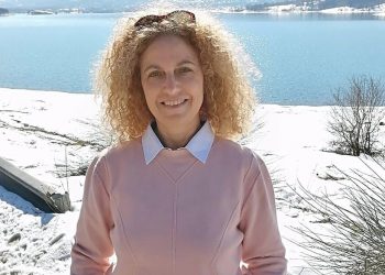 Ευαγγελία Μινάρδου – Αδάμου: Η θάλασσα γίνεται αίμα στη φλέβα των ηρώων μου