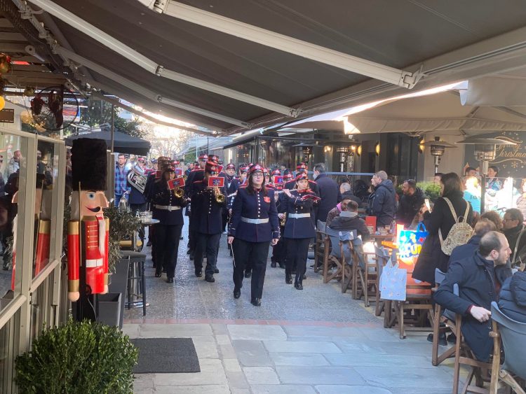 Τρίκαλα: Με μελλωδίες από τη Δημοτική Φιλαρμονική αποχαιρέτησαν Τρικαλινοί κι επισκέπτες το 2022