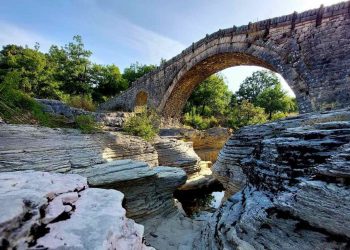 Αυτό είναι το ομορφότερο πέτρινο τοξωτό γεφύρι της Ελλάδας στην Ήπειρο
