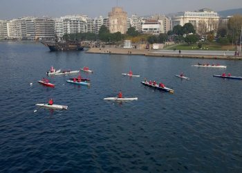 Θεσσαλονίκη: Αγιοβασίληδες «προσθαλασσώθηκαν» στον Θερμαϊκό