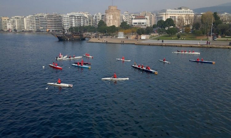 Θεσσαλονίκη: Αγιοβασίληδες «προσθαλασσώθηκαν» στον Θερμαϊκό