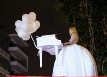Μαγεία – Ένα πιάνο πέταξε μέσα από τεράστιο χριστουγεννιάτικο κουτί στην Πετρούπολη