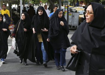 Ιράν: Yπό αναθεώρηση η νομοθεσία για τη μαντήλα – Νίκη των διαδηλωτών;