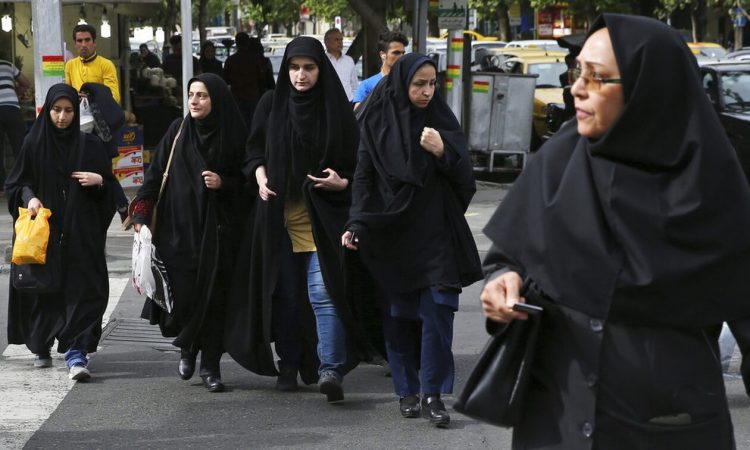 Ιράν: Yπό αναθεώρηση η νομοθεσία για τη μαντήλα – Νίκη των διαδηλωτών;
