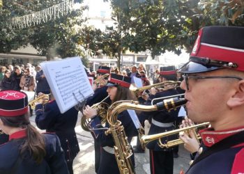 Κάλαντα από τη Δημοτική Φιλαρμονική Τρικκαίων στο Δημαρχείο και το κέντρο των Τρικάλων