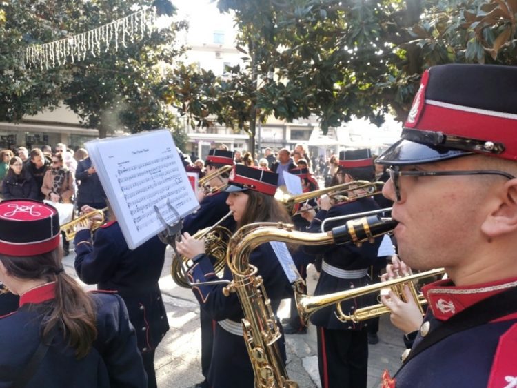 Κάλαντα από τη Δημοτική Φιλαρμονική Τρικκαίων στο Δημαρχείο και το κέντρο των Τρικάλων