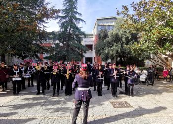 Κάλαντα από τη Δημοτική Φιλαρμονική Τρικκαίων στο Δημαρχείο και το κέντρο των Τρικάλων