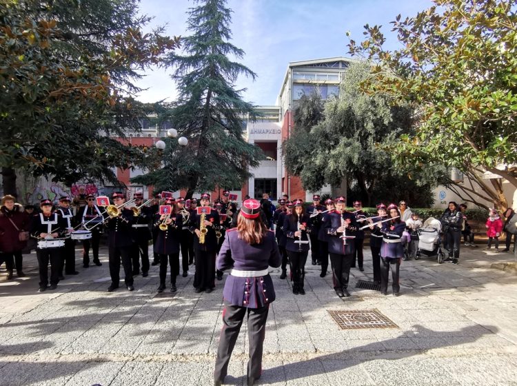 Κάλαντα από τη Δημοτική Φιλαρμονική Τρικκαίων στο Δημαρχείο και το κέντρο των Τρικάλων