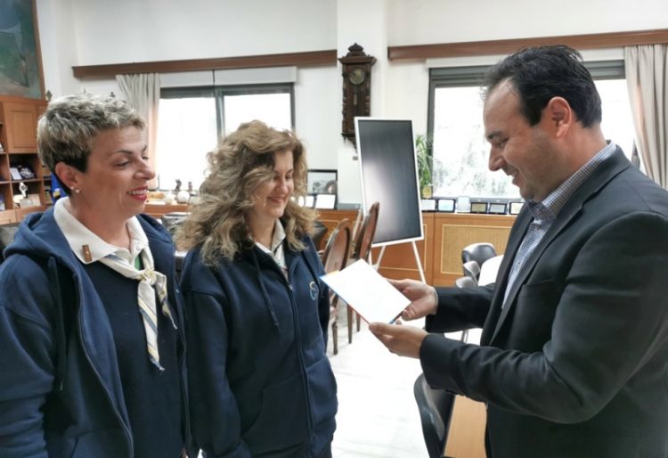 Γιορτινό δώρο στον Δήμαρχο Τρικκαίων από το ΤΤ Τρικάλων του ΣΕΟ