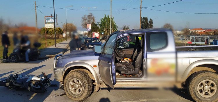 Σοβαρό τροχαίο με έναν 22χρονο αναβάτη μηχανής σοβαρά τραυματισμένο στην Πύλης (φωτό)