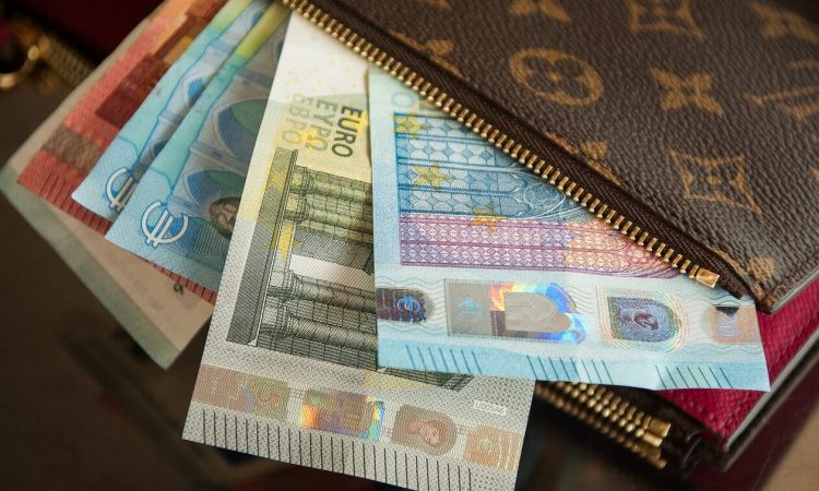 Μηνιαίο επίδομα ακρίβειας έως 200 ευρώ εξετάζει η κυβέρνηση