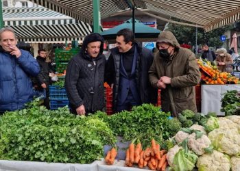 Επίσκεψη του Υπουργού Περιβάλλοντος και Ενέργειας, Κώστα Σκρέκα, στη λαϊκή αγορά των Τρικάλων