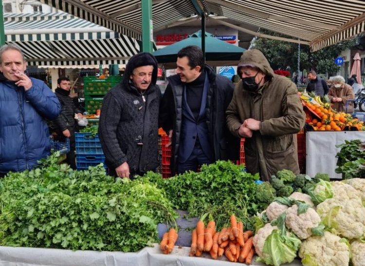 Επίσκεψη του Υπουργού Περιβάλλοντος και Ενέργειας, Κώστα Σκρέκα, στη λαϊκή αγορά των Τρικάλων