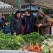 Επίσκεψη του Υπουργού Περιβάλλοντος και Ενέργειας, Κώστα Σκρέκα, στη λαϊκή αγορά των Τρικάλων