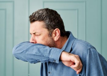 Γιατί ο βήχας μπορεί να επιμένει ακόμα και μετά το κρυολόγημα