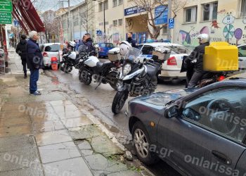 Άγριο ξύλο μεταξύ δεκάδων ανήλικων έξω από Δημοτικό Σχολείο στο κέντρο της Λάρισας