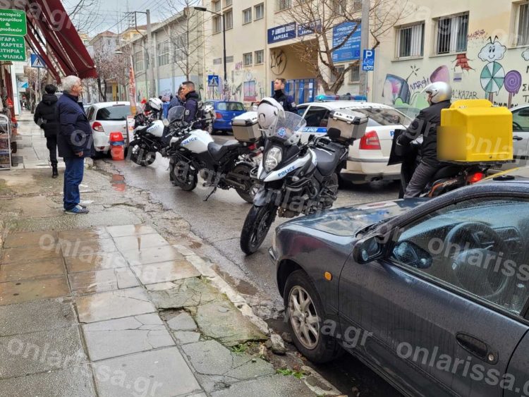 Άγριο ξύλο μεταξύ δεκάδων ανήλικων έξω από Δημοτικό Σχολείο στο κέντρο της Λάρισας