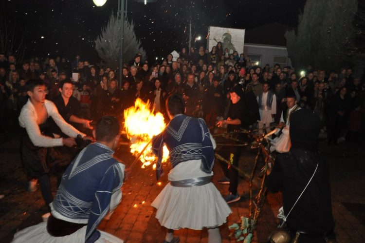Στο Ζάρκο τα Θεοφάνεια αναβιώνει ένα από τα αρχαιότερα έθιμα της Ελλάδος !