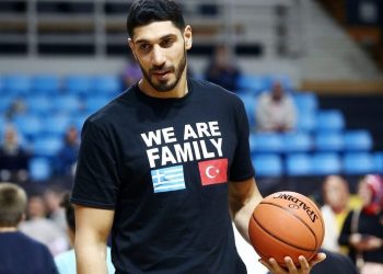 Ενές Καντέρ: «Με απειλούν ότι θα μου κόψουν το κεφάλι και θα με ταΐσουν στα σκυλιά»