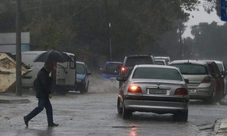 Κακοκαιρία: Καταιγίδες και λασποβροχές σήμερα Κυριακή – Πού θα χιονίσει