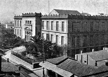 Εξάρχεια: Μία μακριά διαδρομή από τη λαμπρή λεωφόρο στα υποφωτισμένα στενά