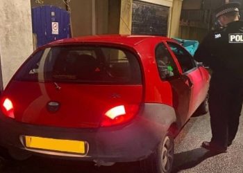 Αστυνομικοί παρέδωσαν παραγγελία αφού είχαν κατασχέσει όχημα διανομέα