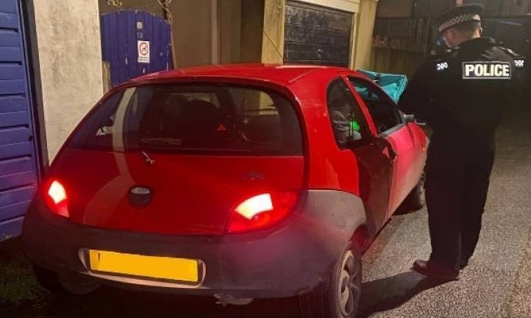 Αστυνομικοί παρέδωσαν παραγγελία αφού είχαν κατασχέσει όχημα διανομέα