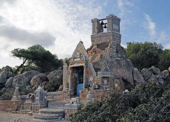 Άγιος Νικόλαος, το «μυστικό» ξωκκλήσι της Βουλιαγμένης