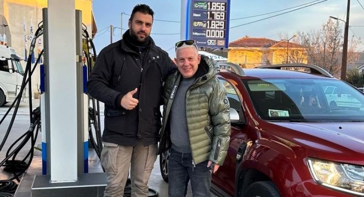 Ο Τάσος Δούσης “φουλάρει” στο πρατήριο ΕΛΙΝ Αργύρης Παπαθανασίου στην Λεπτοκαρυά