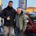 Ο Τάσος Δούσης  “φουλάρει” στο πρατήριο ΕΛΙΝ Αργύρης Παπαθανασίου στην Λεπτοκαρυά