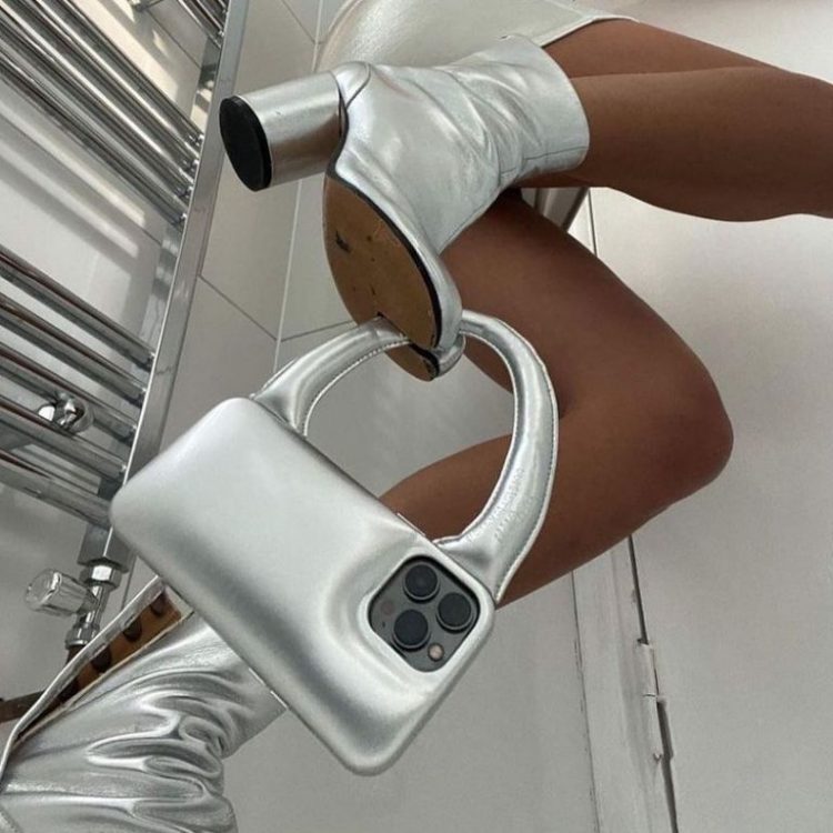 Αυτή η θήκη κινητού είναι η πιο stylish mini bag και έχει γίνει ήδη viral στο Tik Tok