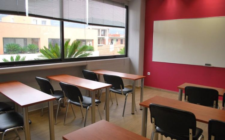 Κλειστά τα φροντιστήρια την ημέρα των Τριών Ιεραρχών