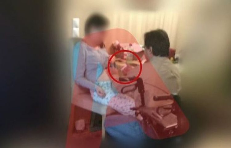 Ψευτογιατρός: Φωτογραφία – ντοκουμέντο στην οποία κάνει ένεση σε ασθενή με σκλήρυνση