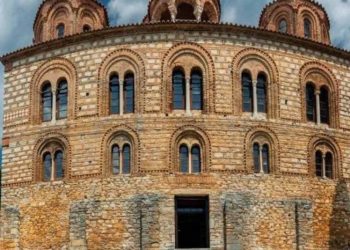 Παναγία Παρηγορήτισσα: Η εκκλησία στην Άρτα με τον τρούλο που αιωρείται