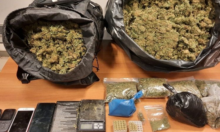 Απίστευτη σύλληψη στην Κρήτη: Κάλεσαν την οδική για αυτοκίνητο που είχαν κρύψει 13 κιλά χασίς