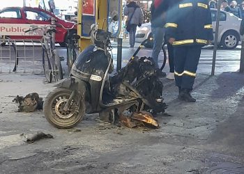 Μηχανάκι κάηκε ολοσχερώς στο κέντρο των Τρικάλων (φωτό)