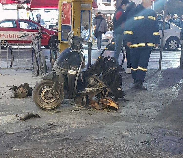 Μηχανάκι κάηκε ολοσχερώς στο κέντρο των Τρικάλων (φωτό)