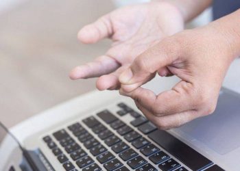 Χέρια και πόδια που μουδιάζουν: 7 πιθανές αιτίες μέσα από εικόνες