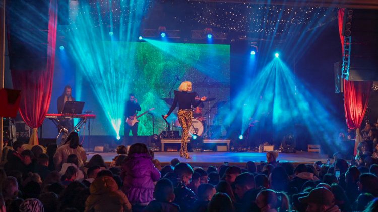 Με εντυπωσιακό show με βεγγαλικά και την Τάμτα επί σκηνής έκλεισε ο Μύλος των Ξωτικών (φωτό-video)
