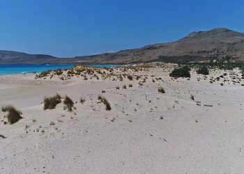 H κάτασπρη έρημος της Ελλάδας με τη σπάνια λευκή άμμο
