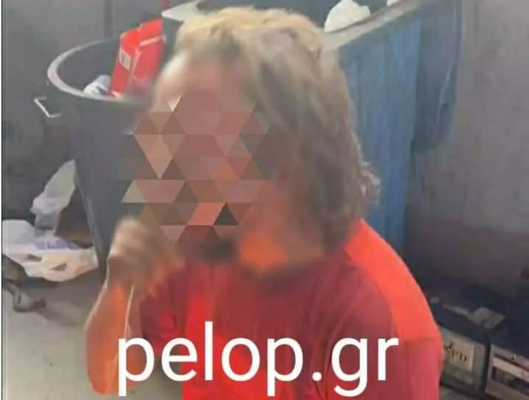 Τον έβαλαν να τους πει γονατιστός τα κάλαντα και του έβαλαν φωτιά