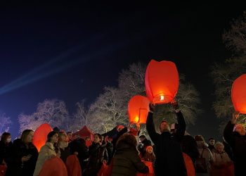 Περίπατος Αγάπης και φαναράκια να φωτίζουν τον χριστουγεννιάτικο ουρανό στα Τρίκαλα